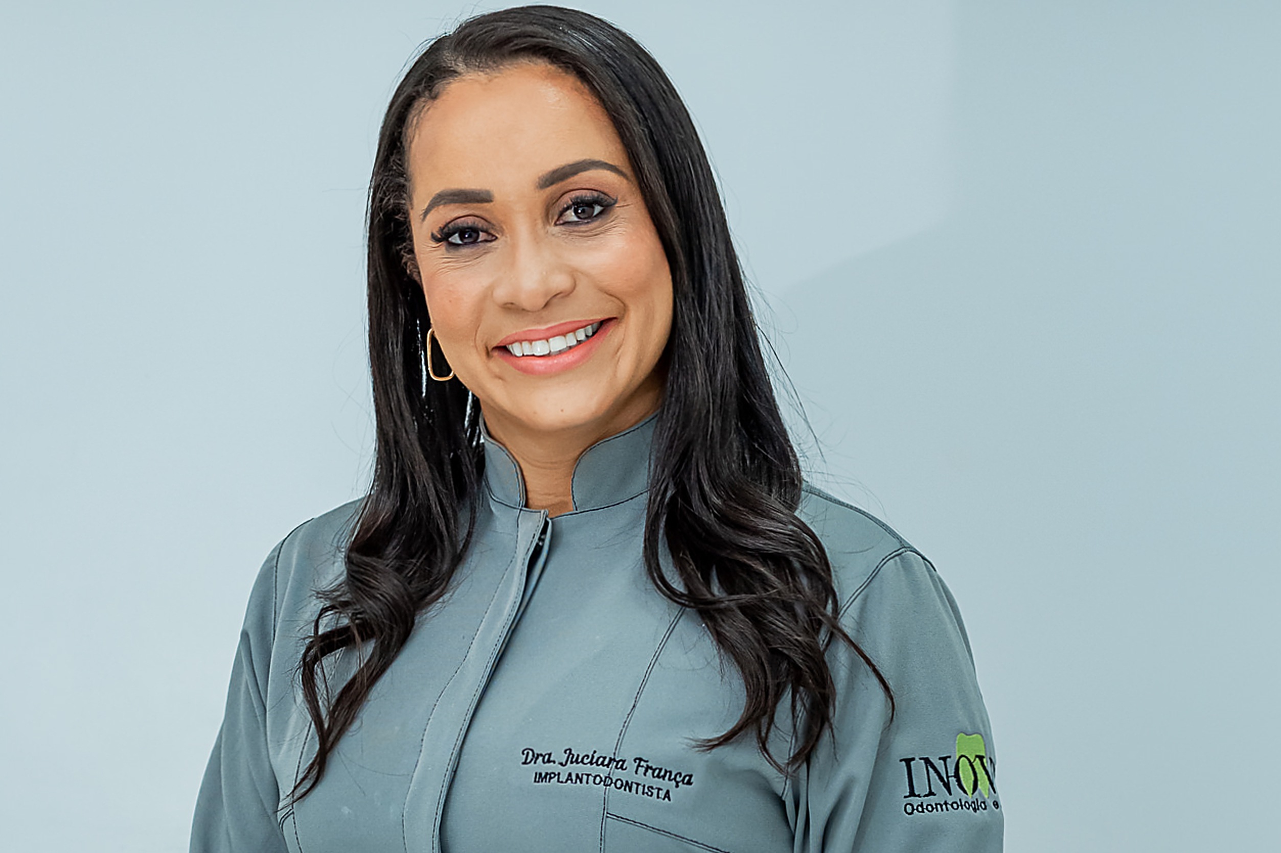 Dra. Juciara França, especialista em implantes dentários